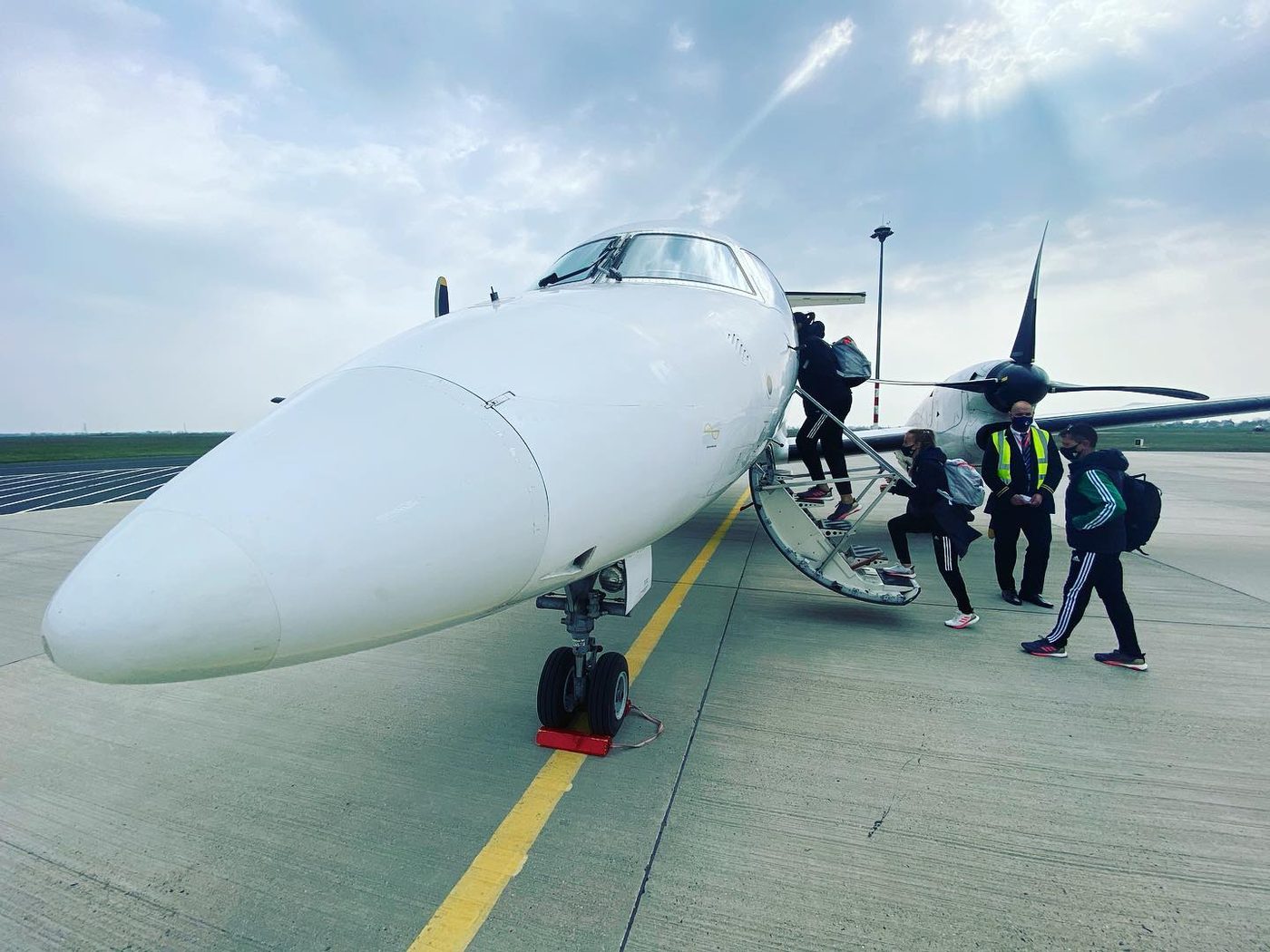 Utasok beszállása az Embraer 120 ER fedélzetére
